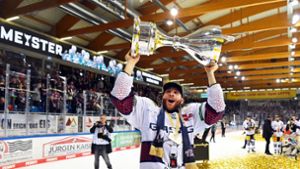 Eishockey: Wie Brüder: DEL-Meister Berlin feiert Titelcomeback