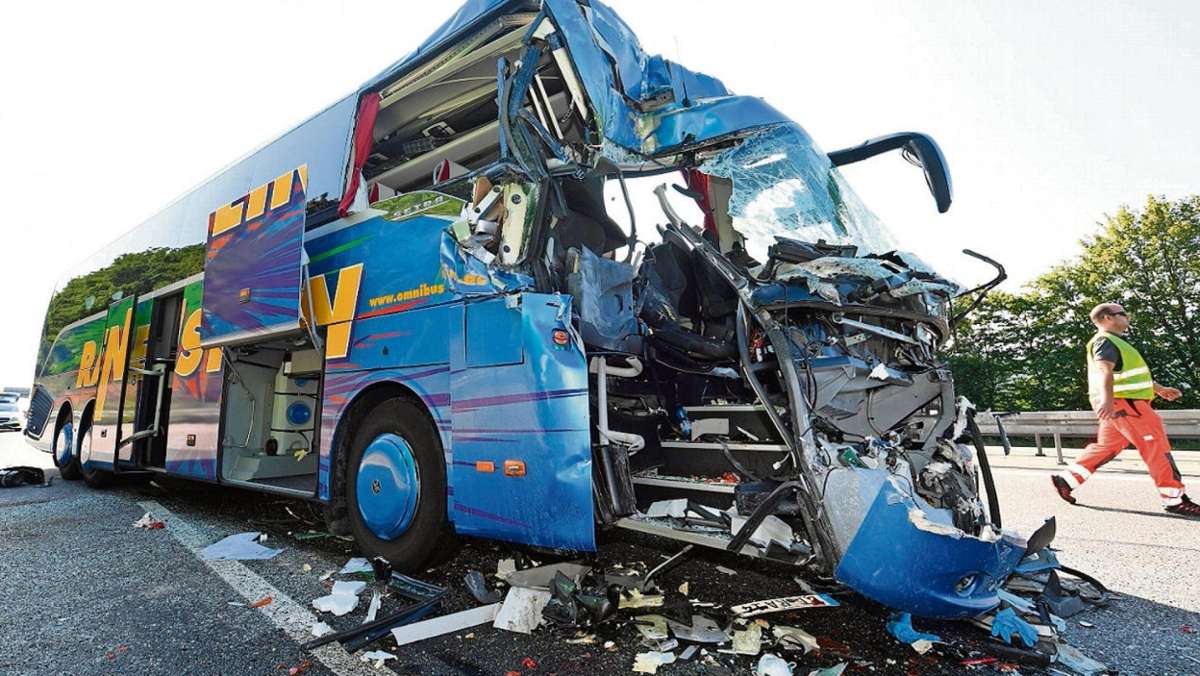 Karlsruhe/Kulmbach: Bus-Unfall - Polizei auf der Suche nach der Ursache
